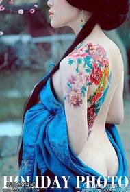 Modello di tatuaggio tradizionale delicato fiore di peonia