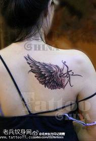 Ομορφιά πίσω όμορφο μοτίβο τατουάζ φτερά