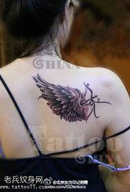 Patrón de tatuaje de hermosas alas de espalda de belleza
