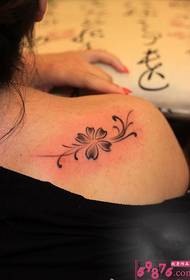 Rameno, štvorlístok, svieža tetovacia fotografia