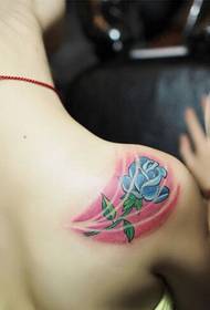 Skaisti pleci skaisti izskatās zilā rozes tetovējuma attēlā