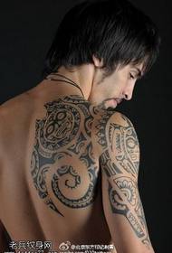 Човек доминиращ класически модел на татуировка в японски стил