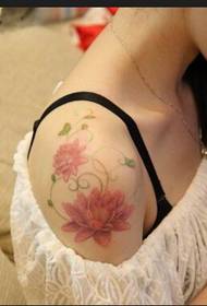 时尚女性肩部漂亮好看的花朵纹身图案图片