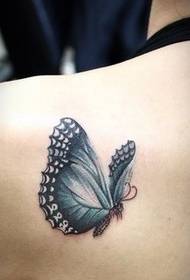 en vakker sommerfugl tatovering på skulderen