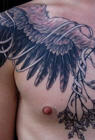 Kotkan siivet olkapäällä korostavat kuvaa miehen hallitsevasta tatuoinnista