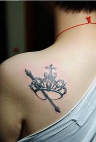 Meitene pleca svaigu vainagu tetovējuma attēlu