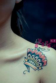 향기로운 어깨 창조적 인 깃털 팬 문신 사진