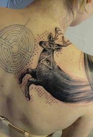 Omuza özel stil geyik tarzı dövme deseni resmi