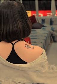 Момиче на рамото скорпион рамо снимка
