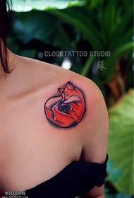Female shoulder color fox tattoo pattern