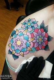 Ярко оцветен модел на татуировка на ванилия