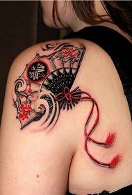 Female shoulders beautiful fan tattoo pattern to enjoy pictures