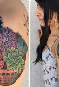 Tatuaj de artă pe umăr și spate