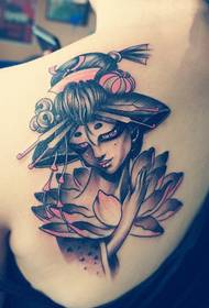 Lotus geisha bukuri me tatuazhe të modës së shpatullave