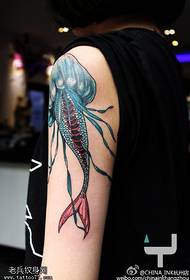 Reālistisks un reālistisks medūzu tetovējuma modelis