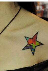 Девојка за рамо на мода добро изгледа шарена слика со тетоважа со пет впечатоци