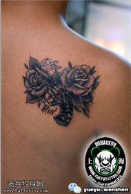 Klasické růže pistole tetování vzor