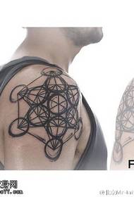 Geometrysk grafysk netto tattoo patroan op it skouder