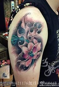 Klassieke tradisionele tatoeëringpatroon vir lotus totem