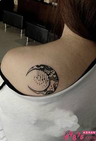 Luno totema knabino ŝultro tatuaje bildo