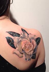 Bella immagine di modello del tatuaggio della rosa dall'aspetto piacevole sulla spalla femminile