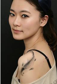 순수하고 아름다운 여자 어깨 흑백 물고기 문신 사진