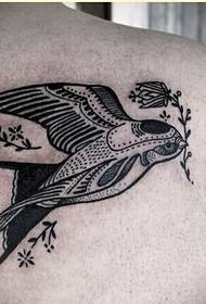 Personality shoulders beautiful swallow tattoo pattern to enjoy the picture