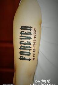 Na ramenu crno sivo pismo tetovaža uzorak