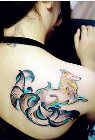 Γυναίκες ώμους, μόδα, όμορφη, εντυπωσιακή εικόνα τατουάζ αλεπού