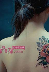 Smuk duftende skulder smuk rose tatoveringsbillede