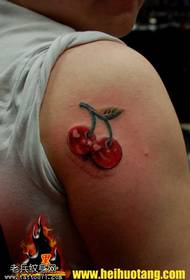 Spalla rossa scarlet picculu mudellu di tatuaggi di ciliegia