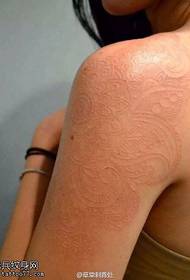 Patró fluorescent de tatuada de vainilla a l'espatlla