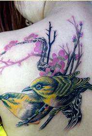 Djevojčica na ramenima, lijepog izgleda, slika tetovaže svraka