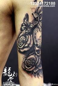 Класични узорак за тетоважу лептира од ружа