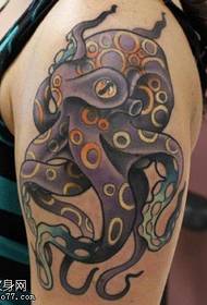 На плячы каляровы малюнак татуіроўкі васьмінога