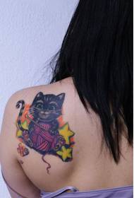 美しい女性の肩の美しくて美しい猫の入れ墨のパターン写真
