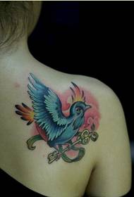 Kadın omuzlar güzel görünümlü renkli barış anahtar desen resmi güvercin