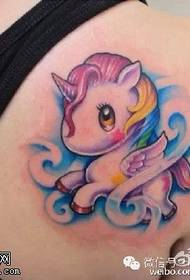 Patrón de tatuaje lindo unicornio colorido