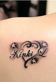Красиво момиче рамене само красиви снимки на английски татуировки във формата на сърце