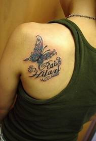 Ženska ramena modnog izgleda dobrog izgleda leptir tetovaža