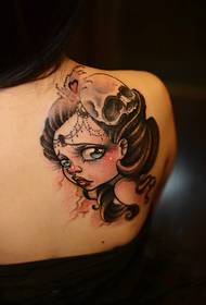 Immagine creativa del tatuaggio della spalla del ritratto del cranio di bellezza