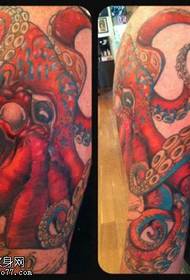 Punainen iso mustekala tatuointi malli