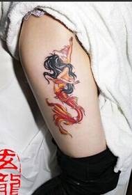 Hermosa imatge de tatuatge de sirena a l'espatlla