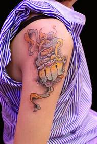 Skaista tonēta krāsu totēma tetovējuma bilde meiteņu pleciem