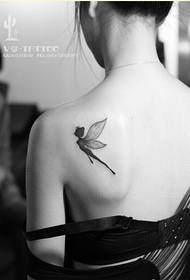 Слика женских рамена прелепа елф тетоважа слика