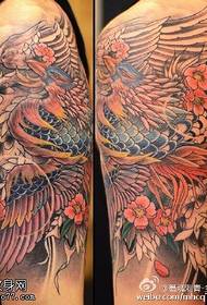 Modeli i tatuazhit të bukur të feniksit nga zjarri në shpatull
