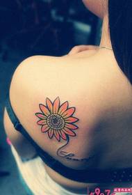 Meedchen zréck Schëller Sonneblummen frësch Tattoo Bild