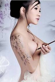 Seksi lepa deklica na ramenih lepo videti kaligrafsko besedilo tattoo slike