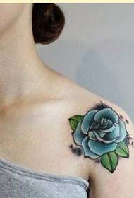 Pragtige mooi roos tatoeëermerkpatroon op vroulike skouer