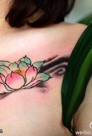 Ang larawan ng kulay ng lotus na tattoo lotus